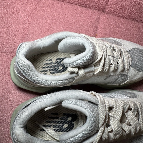 8 in women’s . New Balance Gray and White Sneakers runners - Picture 4 of 6
